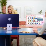 Zwei Personen arbeiten jeweils an einem neuen iMac in 24 Zoll. Einer der iMacs ist Violett, der andere Ros&eacute;.