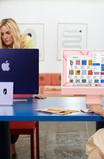 Zwei Personen arbeiten jeweils an einem neuen iMac in 24 Zoll. Einer der iMacs ist Violett, der andere Rosé.