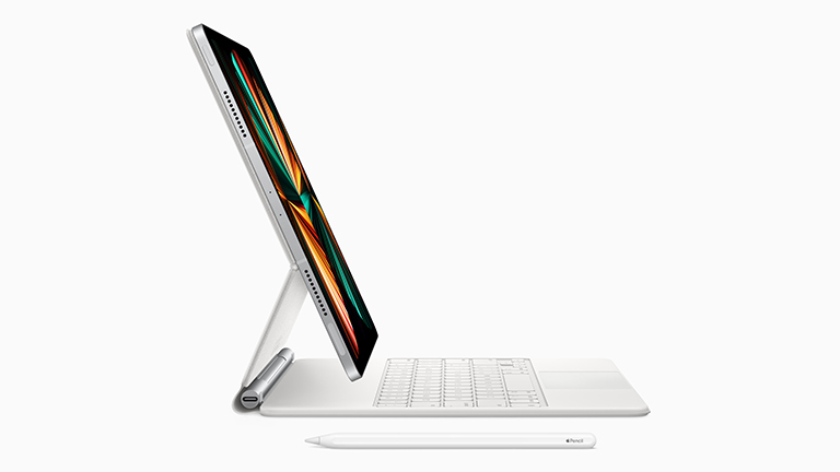 Das iPad Pro auf der Halterung des Magic Keyboards. Daneben liegt der Apple Pencil der zweiten Generation.