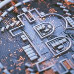 Computergrafik des Bitcoin-Logos auf einer Platine.