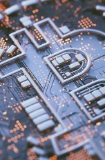 Bitcoin Computergrafik des Bitcoin-Logos auf einer Platine.