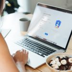 Eine Person sitzt vor einem Laptop und richtet gerade ein Konto bei Gmail ein.