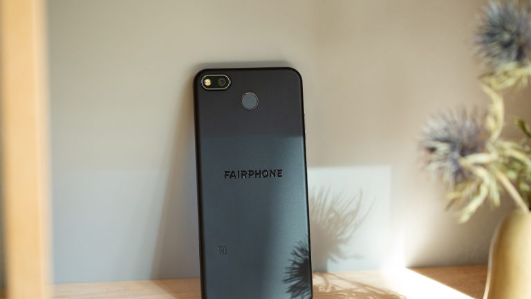 Das Fairphone 3+ lehnt mit dem Display voran an einer Wand.