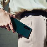 Eine Person steckt ein Sony Xperia 5 III in ihre Hosentasche.