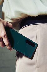 Sony Xperia 5 III Eine Person steckt ein Sony Xperia 5 III in ihre Hosentasche.