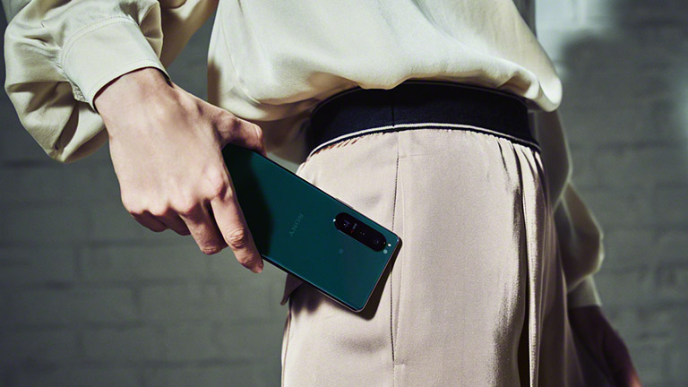Eine Person steckt ein Sony Xperia 5 III in ihre Hosentasche.
