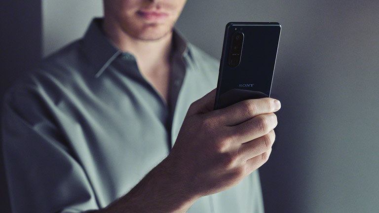 Eine Person hält das Sony Xperia 5 III in der Hand.