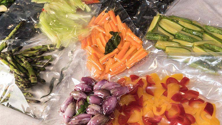Sous-vide-Garen-Vakuum-Wasserbad_02 Aufnahme von verschiedenen Gemüsesorten, die zum Sous-vide-Garen in einen Plastikbeutel eingeschweißt wurden.