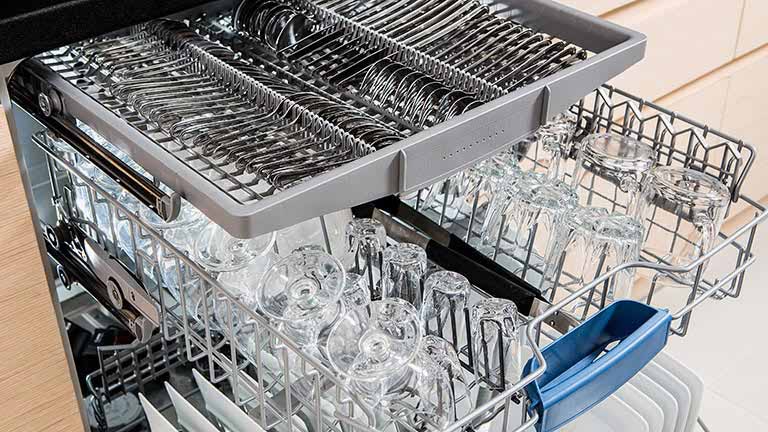 Eine Herausgezogene Besteckschublade in einem Geschirrsp&uuml;ler.