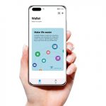 Eine Hand h&auml;lt ein Huawei-Smartphone in der Hand, auf dem die Wallet-App ge&ouml;ffnet ist.