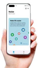 Huawei Pay Eine Hand hält ein Huawei-Smartphone in der Hand, auf dem die Wallet-App geöffnet ist.