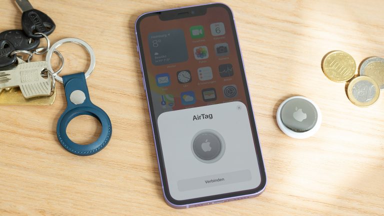 Ein AirTag liegt neben einem iPhone. Auf dem Display ist zu erkennen, dass das iPhone den AirTag gefunden hat und sich nun damit verbinden lässt.