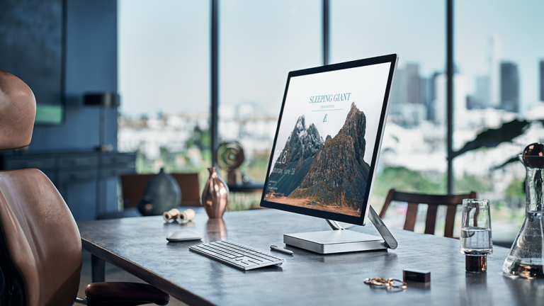 Ein modernes Büro mit einem Surface Studio 2 und einer Surface Tastatur davor.