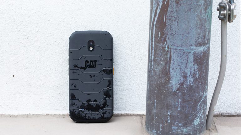 Aufnahme der Rückseite des Cat S42, das Smartphone ist nass.