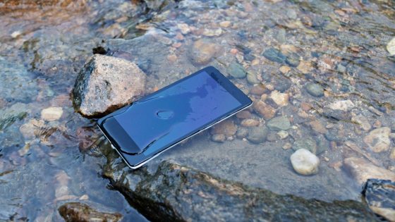Galaxy S6 Ins Wasser Gefallen Was Tun Handy ins Wasser gefallen? So rettest du es | OTTO