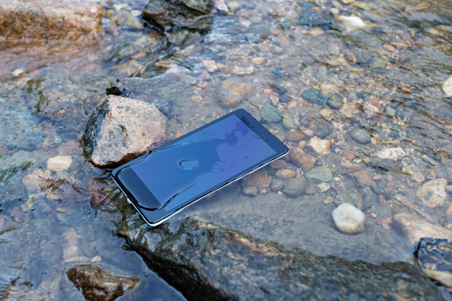 Xiaomi попала вода. В телефон попала вода. Чем спасать телефон от воды.