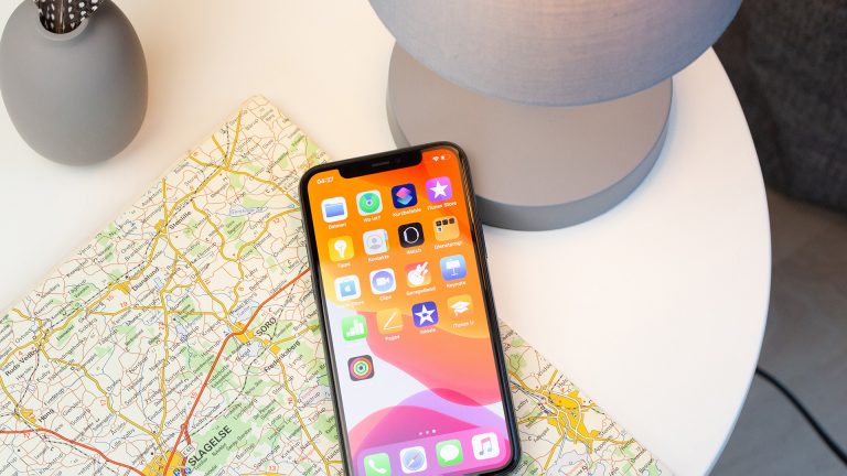 Ein iPhone liegt auf einem Tisch mit einer Landkarte.