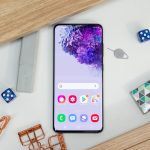Auf einem Tisch liegt ein Samsung Galaxy S20.