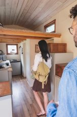 Tiny House Technik Zwei Personen stehen in einem Tiny House.