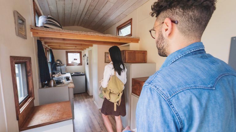 Zwei Personen stehen in einem Tiny House.