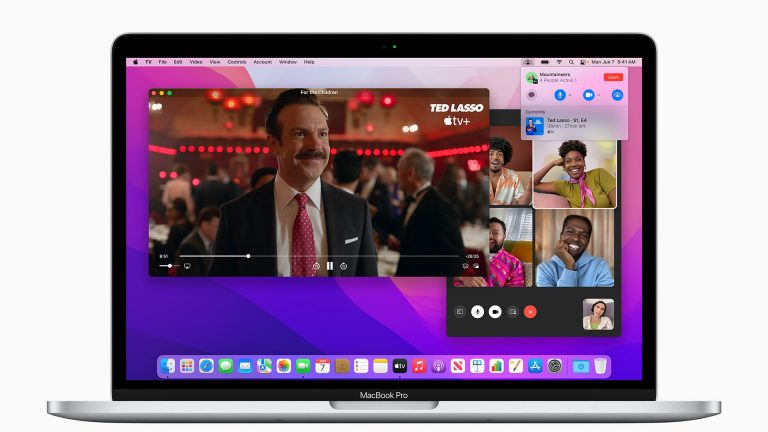 Ein MacBook Pro mit geöffnetem SharePlay über Apple TV und einer Gruppe von Personen, die per FaceTime gemeinsam schaut.