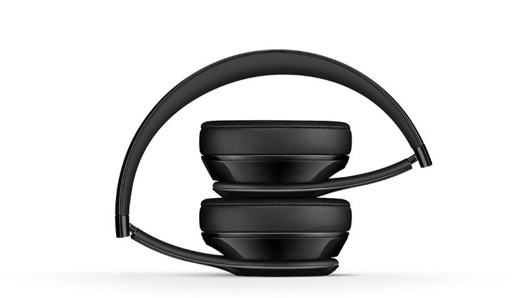Die Beats Solo3 Wireless als Produktbild im eingeklappten Zustand.