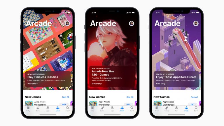 Drei Screenshots aus dem App Store von Apple Arcade auf drei iPhones.