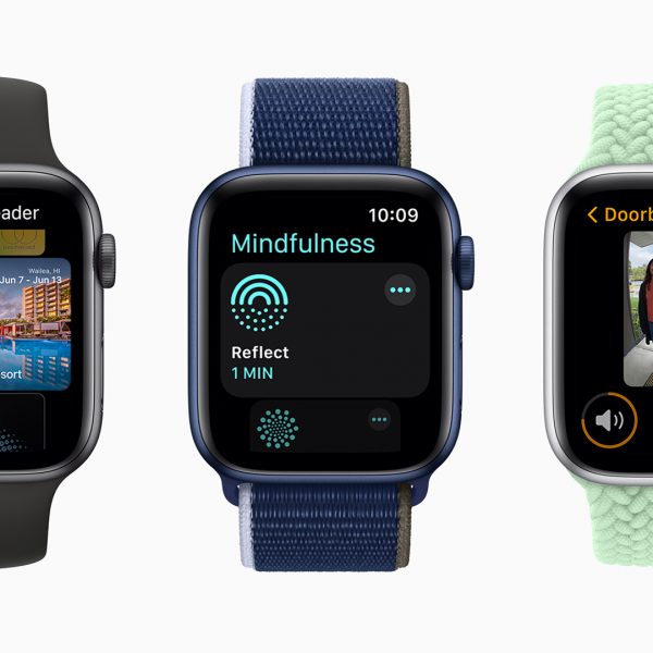 Auf drei Apple Watches nebeneinander Screens des neuen Betriebssystems watchOS 8.