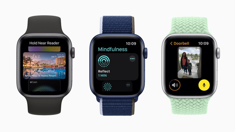 Auf drei Apple Watches nebeneinander Screens des neuen Betriebssystems watchOS 8.