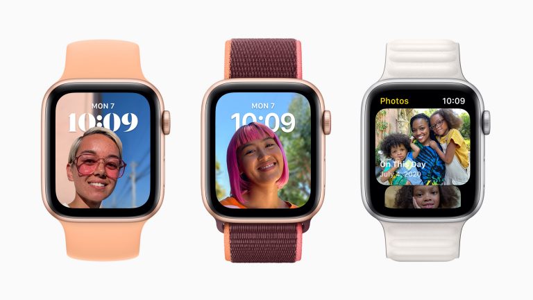 Auf drei Apple Watches nebeneinander Screens des neuen Betriebssystems watchOS 8 mit dem neuen Portrait-Zifferblatt.
