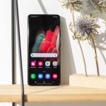 Das Samsung Galaxy S21 Ultra 5G steht auf einem Regal. Zu sehen ist der Home-Bildschirm.