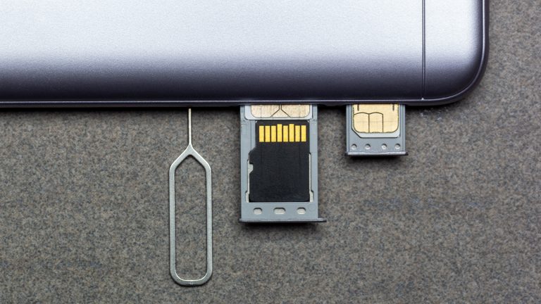 Eine microSD-Karte wird in ein Mobilgerät eingeschoben. Im Schlitten ist auch eine SIM-Karte zu sehen.