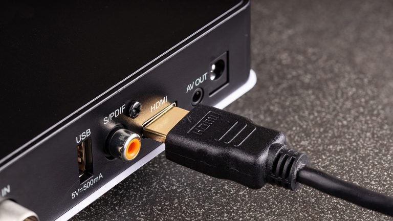 Auf der Rückseite eines Gerätes steckt ein HDMI-Stecker im HDMI-Anschluss.