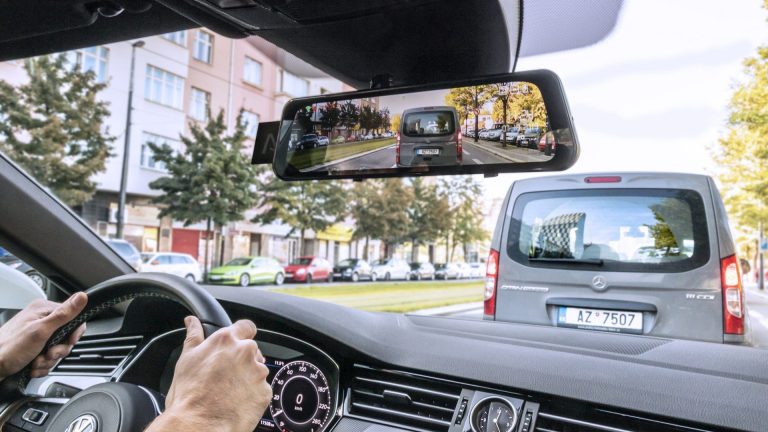Die LAMAX S9 Dual Full-HD Spiegel-Dashcam in einem Auto von VW.