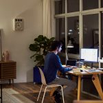 Eine Person sitzt am Abend an einem Rechner und arbeitet.