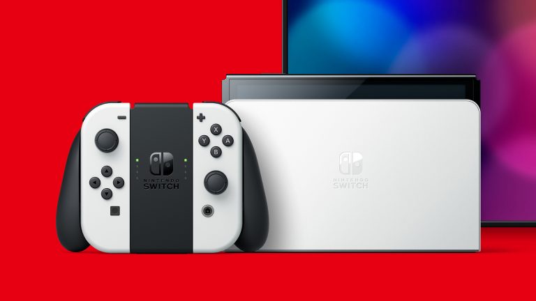 Aufnahme der Nintendo Switch OLED in der Dockingstation und der Joy-Cons in der Controller-Halterung vor einem roten Hintergrund.
