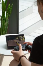 Eine Person spielt ein Spiel aus dem Xbox Game Pass auf einem Samsung Galaxy Z Fold2.