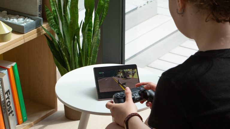 Eine Person spielt ein Spiel aus dem Xbox Game Pass auf einem Samsung Galaxy Z Fold2.