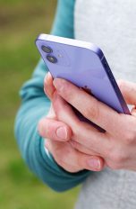 iPhone 12 Sim Pin ändern Zwei Hände halten ein iPhone.