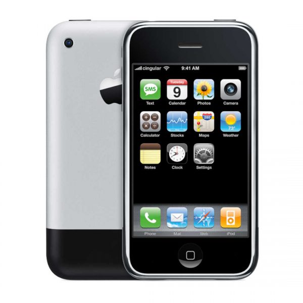 Produktbild des ersten iPhones mit Blick auf Front und R&uuml;ckseite.