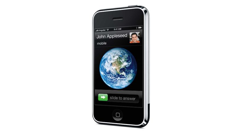 Das iPhone 1 mit einem eingehenden Anruf auf dem Bildschirm.