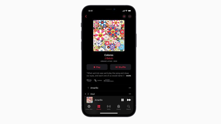 Ein iPhone zeigt das Interface von Apple Music.