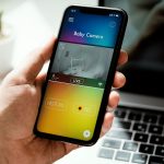 Eine Hand h&auml;lt ein Smartphone, auf dem eine Babyphon-App ge&ouml;ffnet ist.