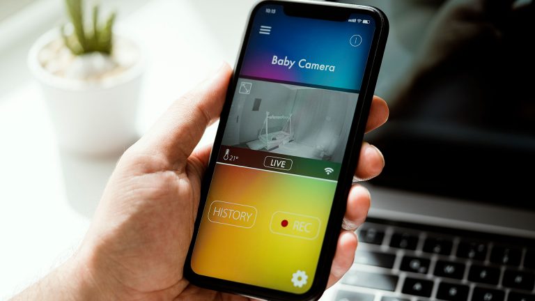 Eine Hand h&auml;lt ein Smartphone, auf dem eine Babyphon-App ge&ouml;ffnet ist.