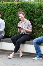 Drei Personen sitzen auf einer Bank und halten das Samsung Galaxy Z Fold2 und Z Flip in den Händen.