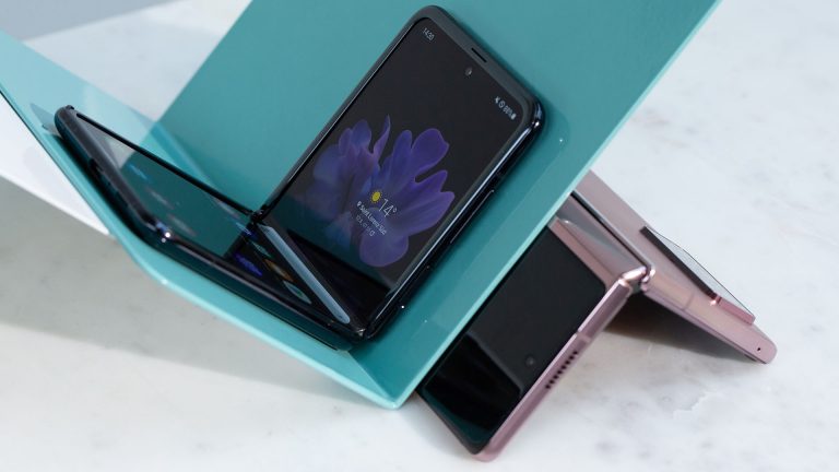 Das Samsung Galaxy Z Fold2 und das Z Flip liegen dekorativ auf einem Tisch.