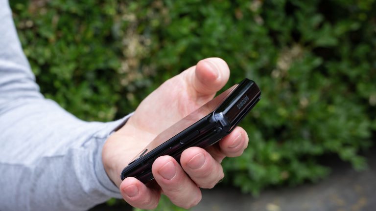 Eine Person hält ein geschlossenes Samsung Galaxy Z Flip in der Hand.