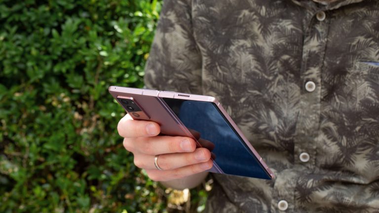 Eine Person hält ein geöffnetes Samsung Galaxy Z Fold2 in den Händen.