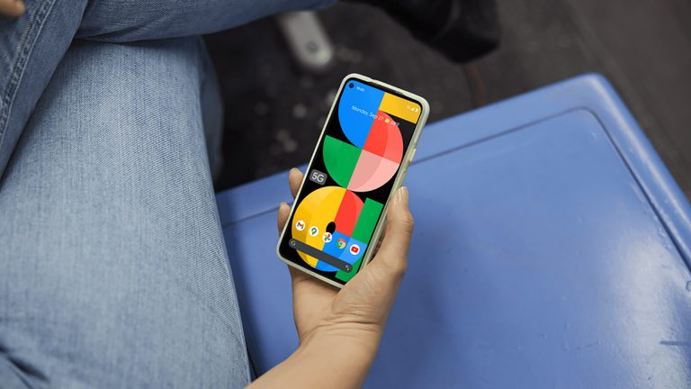 Eine Person hält das Google Pixel 5a in der Hand.