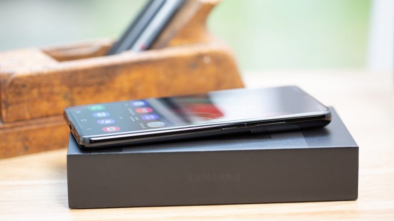 Ein Samsung Smartphone liegt auf der Originalverpackung auf einem Tisch.